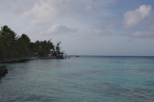 vue sur lagon, au loin passerelle centre de plongée Dive Spirit